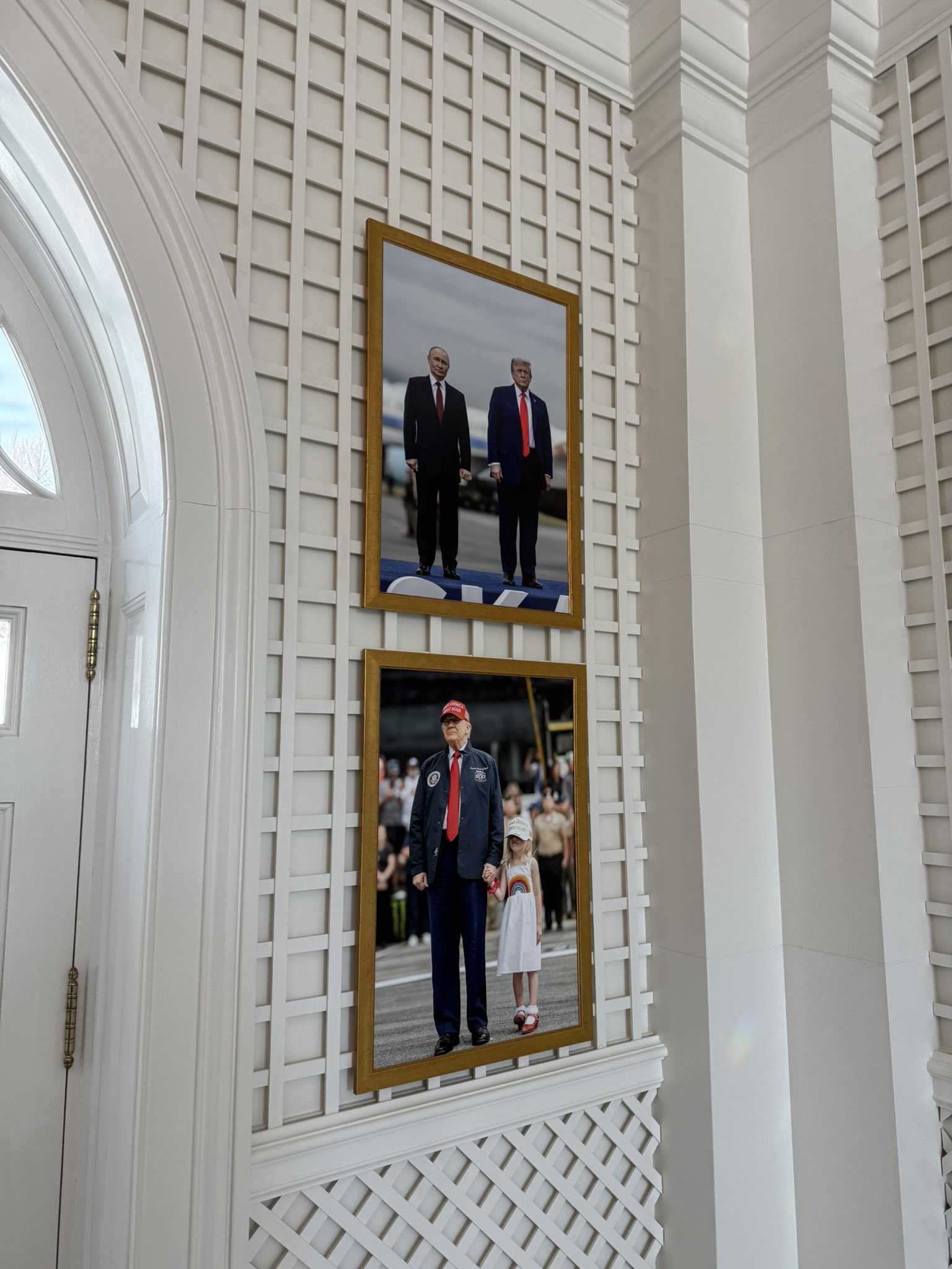 Fotografie cu Trump și Putin expusă la Casa Albă, lângă imaginea cu nepotul președintelui SUA