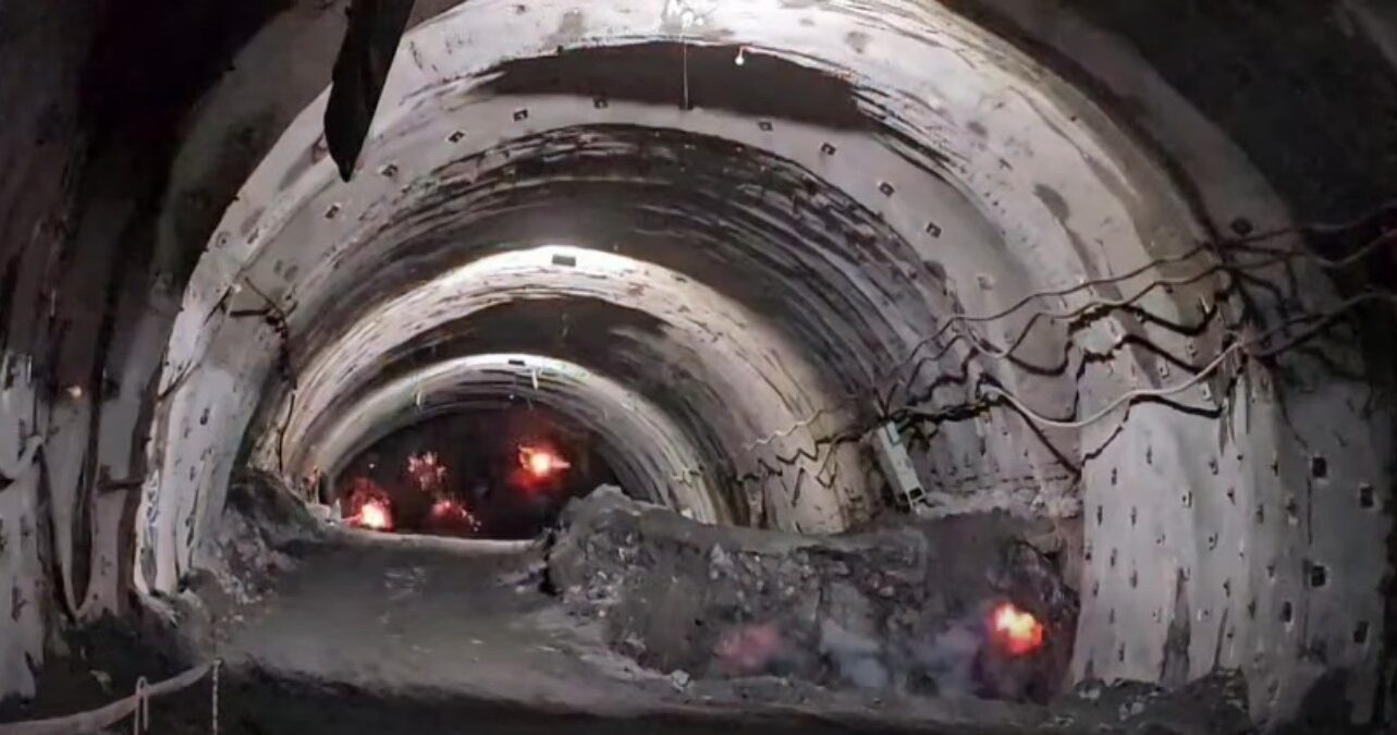 Săpături în munte pe autostrada Sibiu-Piteşti, în plină iarnă