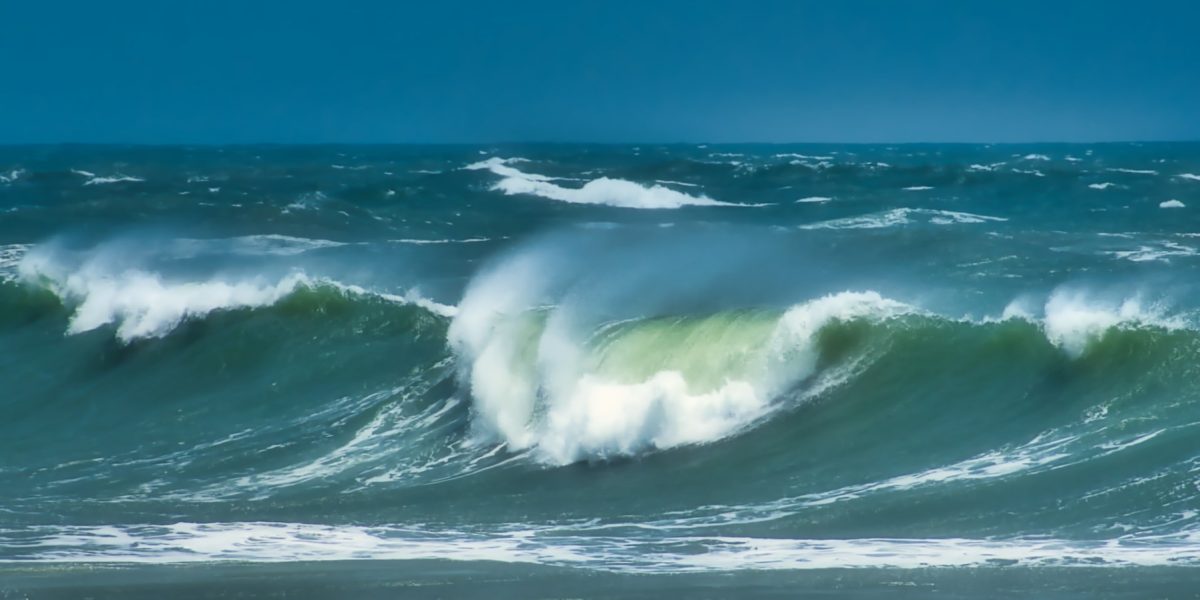 valuri-furtuna-uragan-ciclon-ocean.jpg - PressHub24