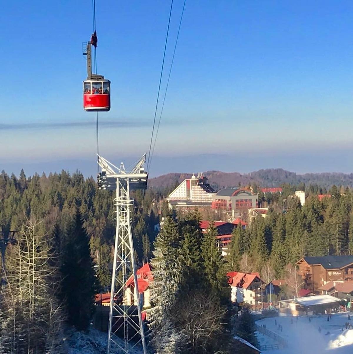 Rețineri și pârtii închise la Poiana Brașov din cauza vântului