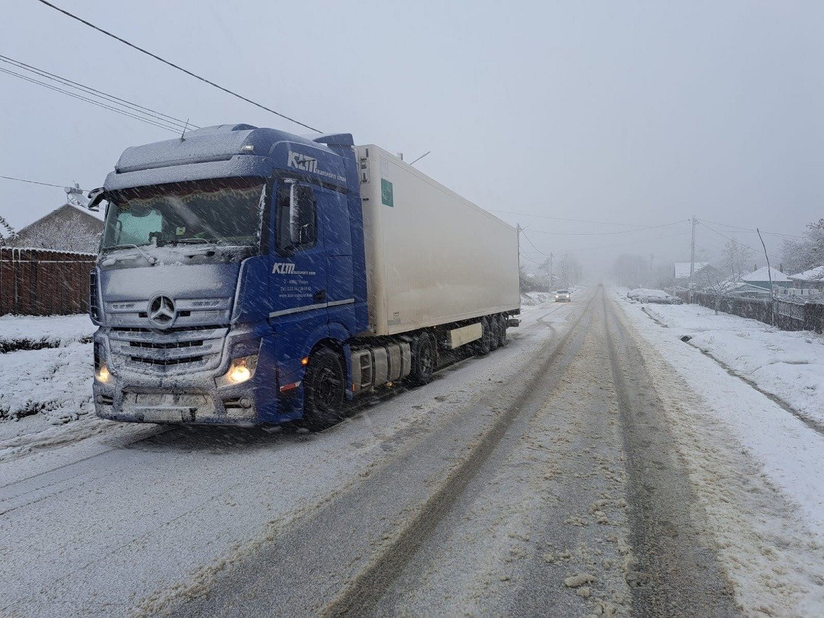 Trafic afectat de iarnă în mai multe județe