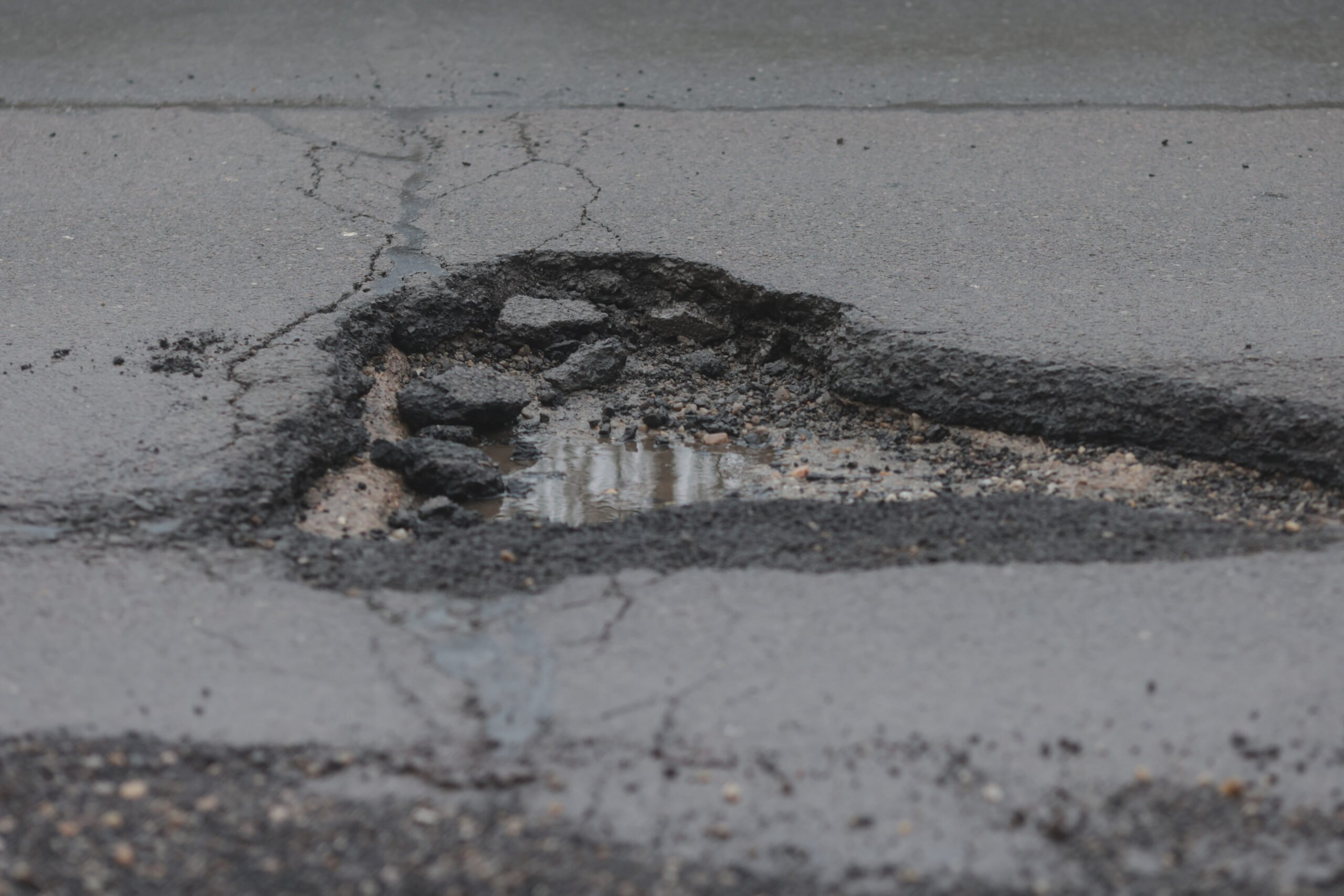 Bucureștiul afectat de iarnă: primăriile, întrebare despre reparații în urma daunelor