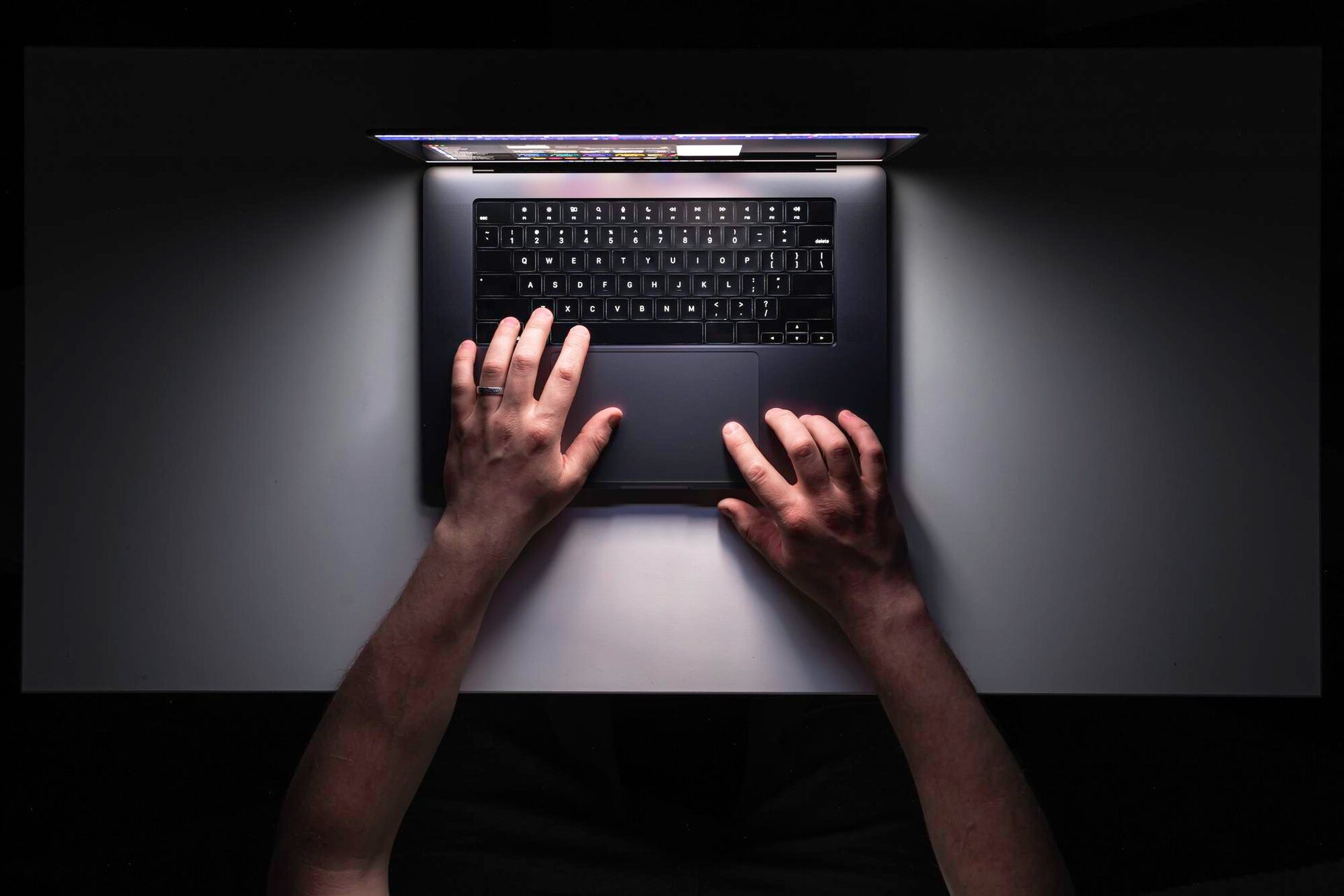 Industria IT românească generează 7% din PIB, doar 5% din firme folosesc AI