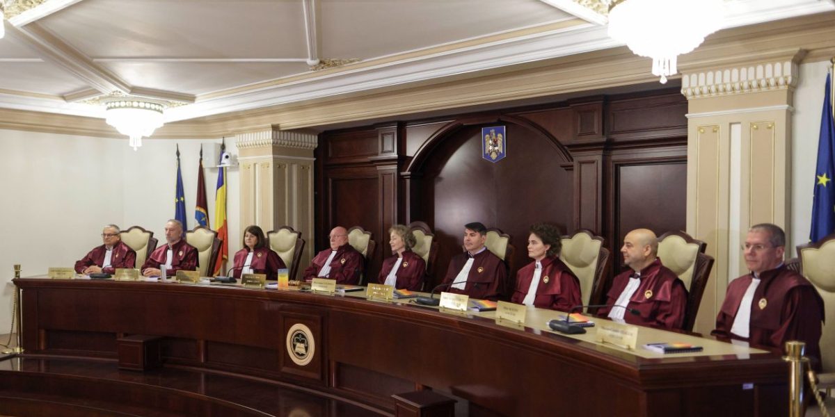 Un nou blocaj la CCR, chiar înainte de decizia privind pensiile. SURSE: Unul dintre judecători a intrat în concediu paternal