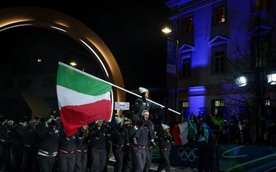 La cerimonia di apertura delle Olimpiadi invernali di Milano Cortina 2026, a San Siro | Tomba, Compagnoni e Goggia ultimi tedofori. Ovazione Ucraina, fischi per Vance