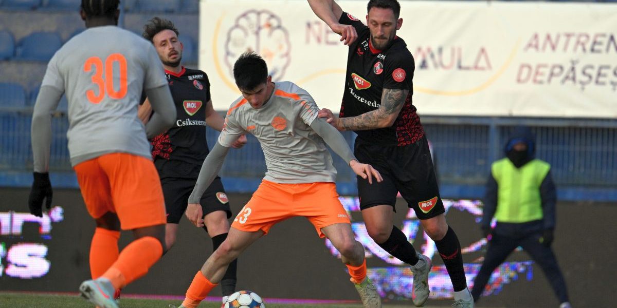 CRONICĂ DE CEZAR TITOR Csikszereda se impune „italienește” cu Metaloglobus » Formația din Pantelimon este condamnată la retrogradare, iar postul lui Mihai Teja este în pericol