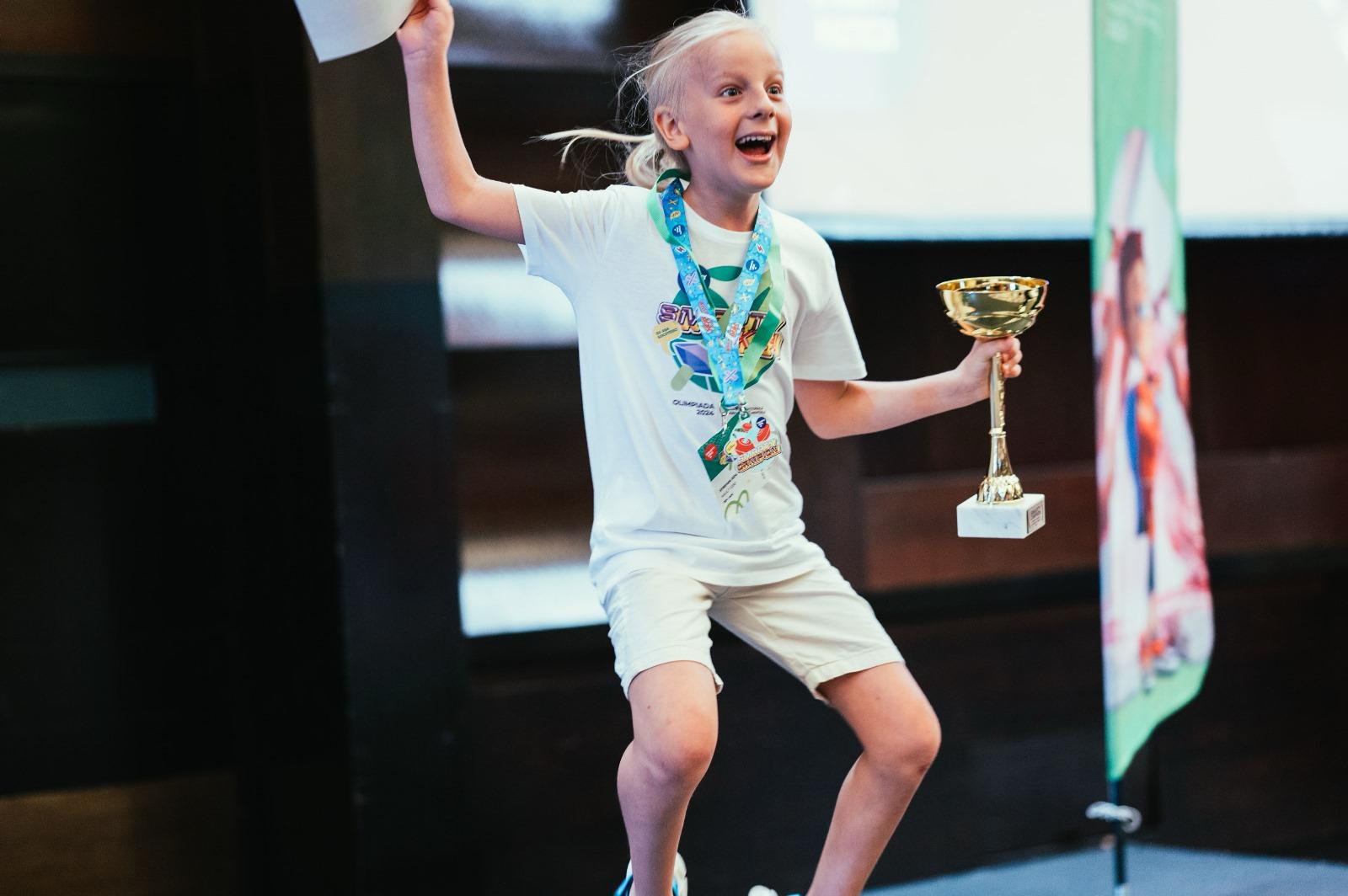 Elev caracalean de clasa a V-a, duble medalii de aur la olimpiadă internațională în Thailanda