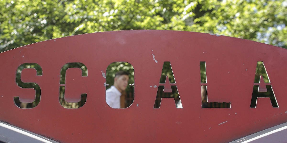 Elev-la-scoala-curtea-scolii-Foto-INQUAM-Photos-Octav-Ganea.jpg - PressHub24