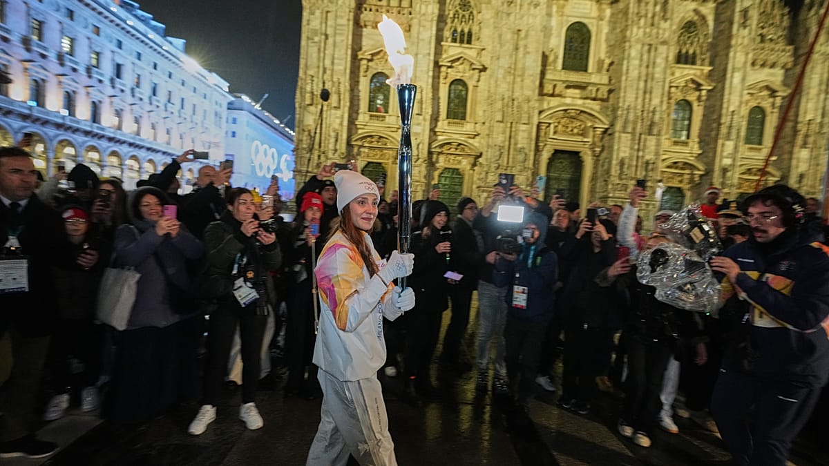 Video. Winter Olympics flame lights up Milan as crowds pack Piazza Duomo