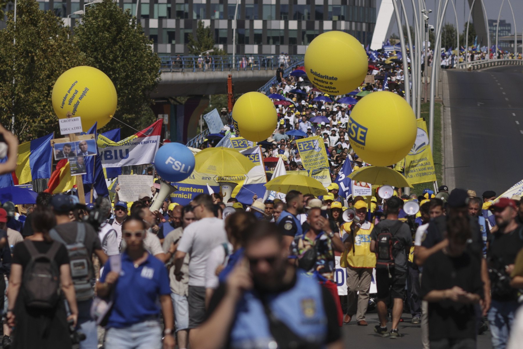 Profesoți și studenți protestează în fața Guvernului împotriva Legii Bolojan din Educație