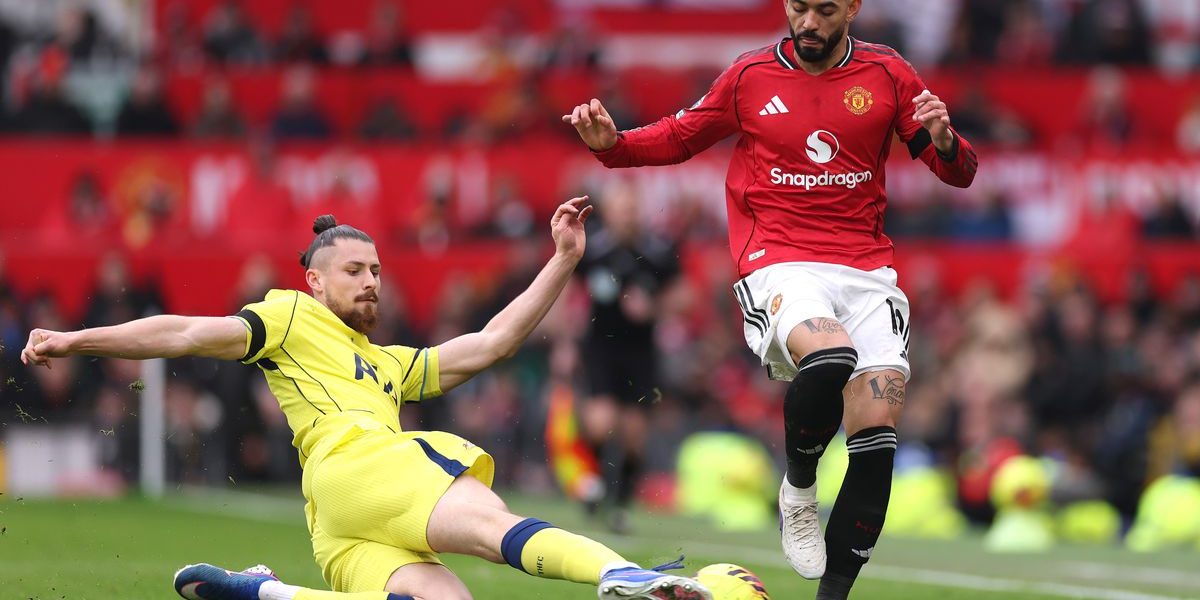 Radu Drăgușin n-a putut opri „tăvălugul” lui Manchester United » Românul a prins aproape 70 de minute