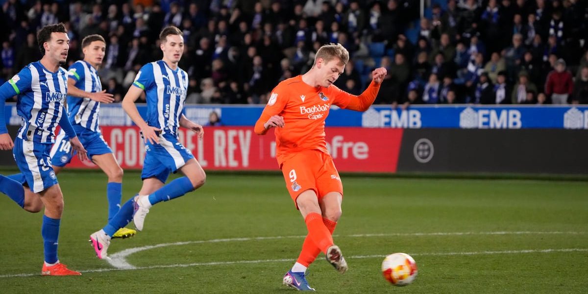 Orri Óskarsson chuta para marcar el tercer gol ante el Alavés en los cuartos de la Copa.