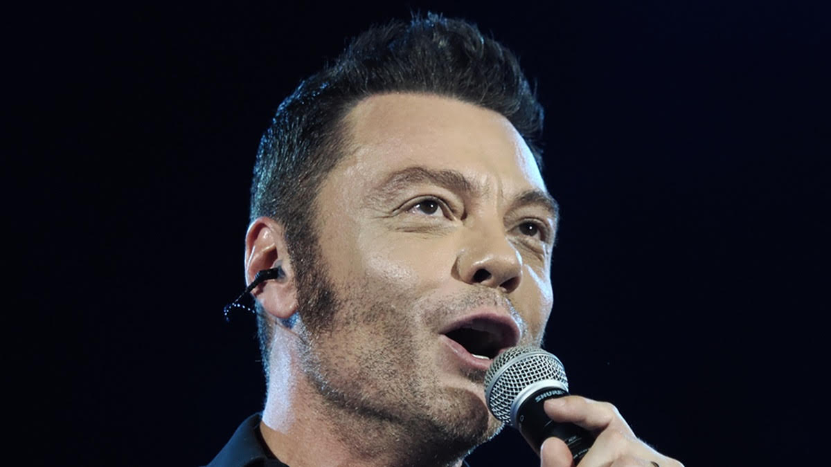 Sanremo 2026, Tiziano Ferro da standing ovation all'Ariston. Ma è il web è spiatato: "Ingrassato"