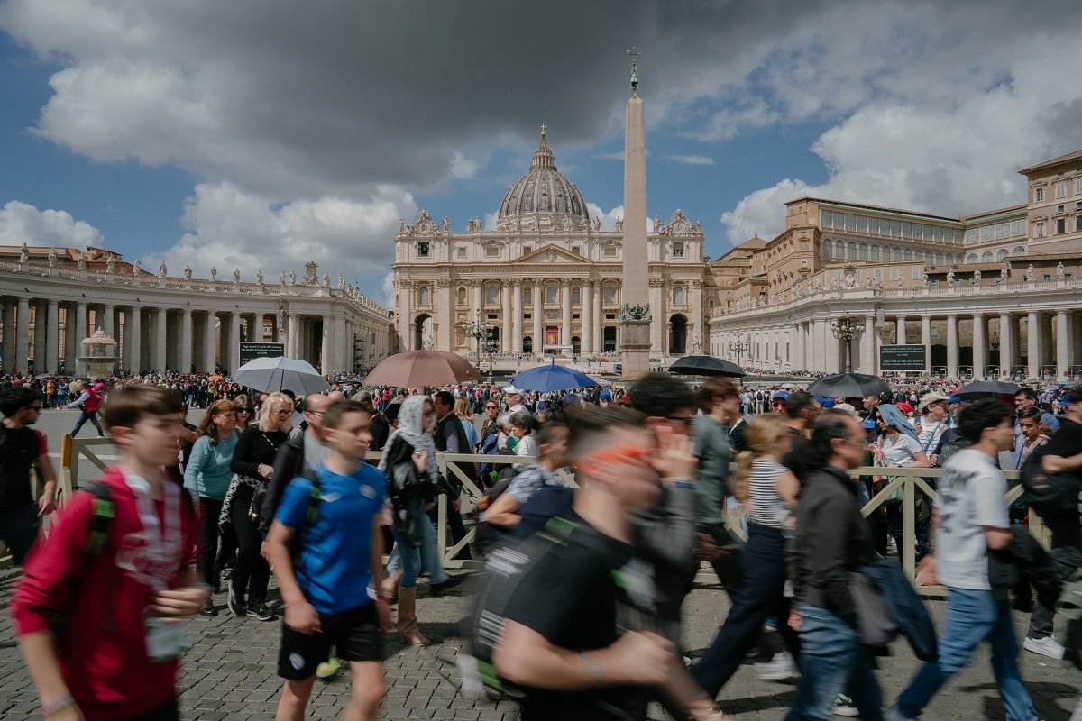 Vaticanul va traduce liturghia de la Basilica Sf. Petru în 60 de limbi cu ajutorul AI