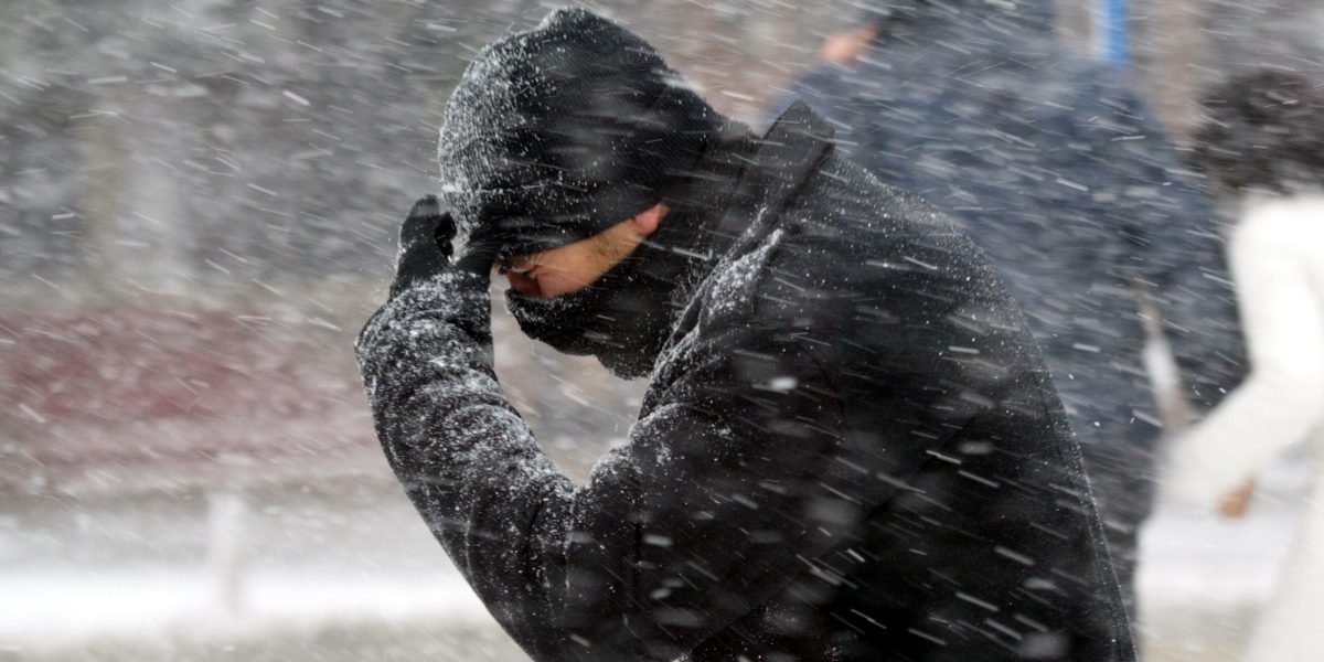 Vremea se schimbă radical în următoarele zile: Cod galben de vânt și ninsori viscolite în mai multe județe. Zonele afectate