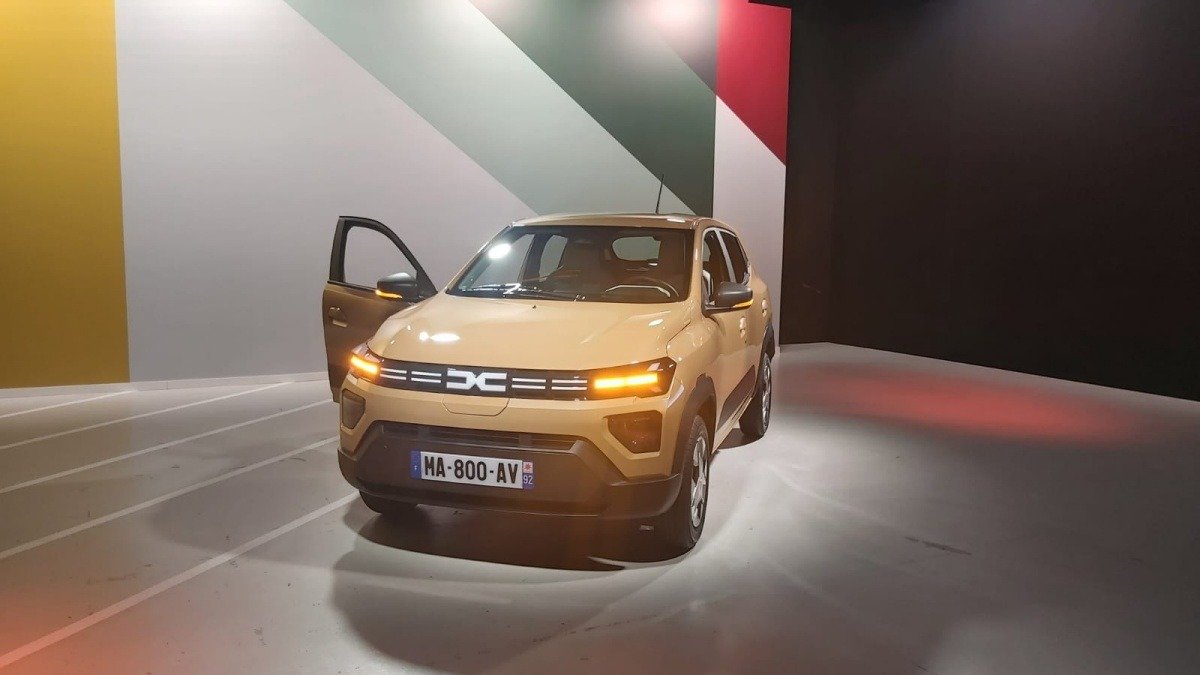 Dacia oferă pachete de plecări voluntare cu până la 210.000 lei, după scăderea vânzărilor