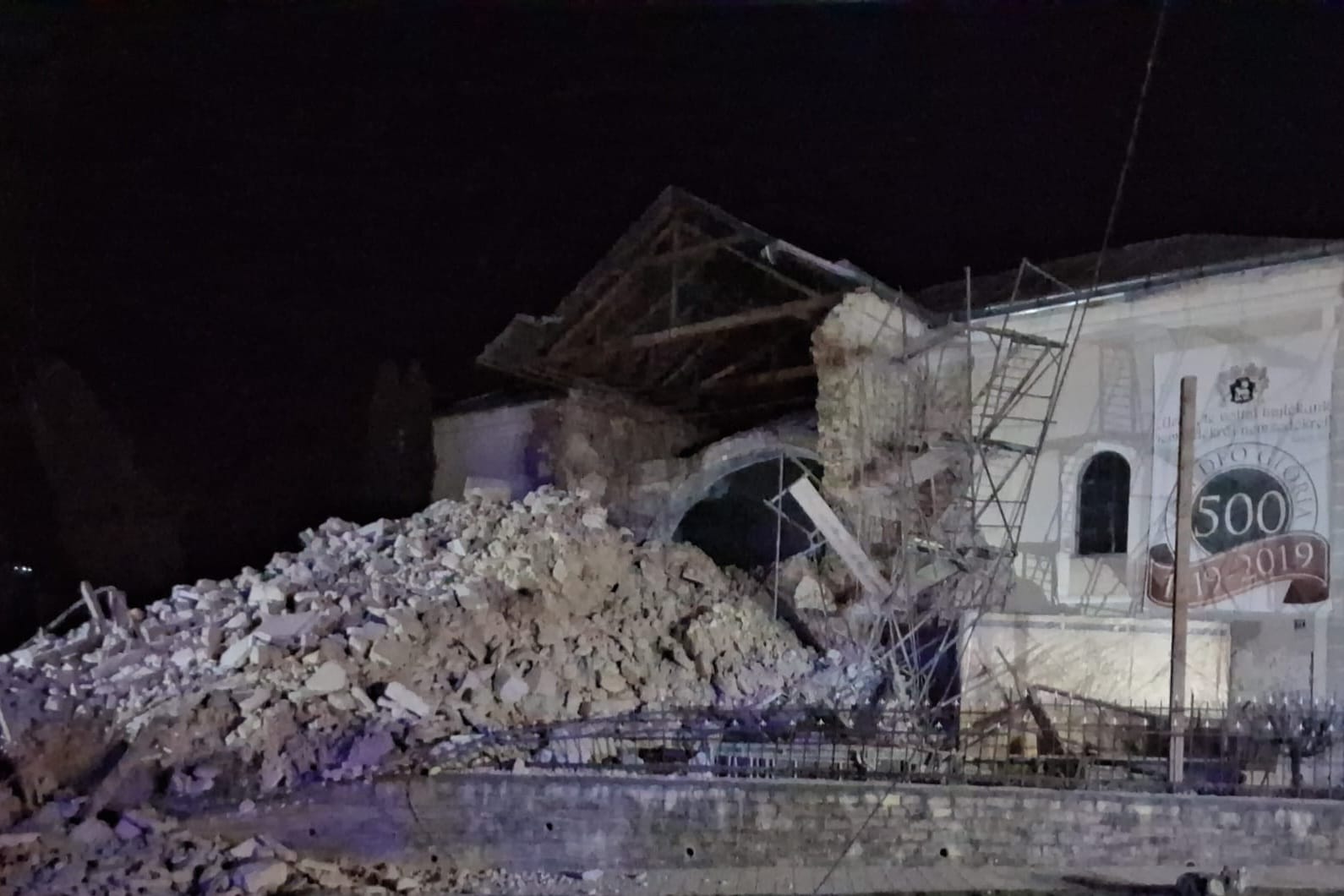 Turla bisericii din Cehu Silvaniei s-a prăbușit, polițistă rănită, se verifică posibile victime