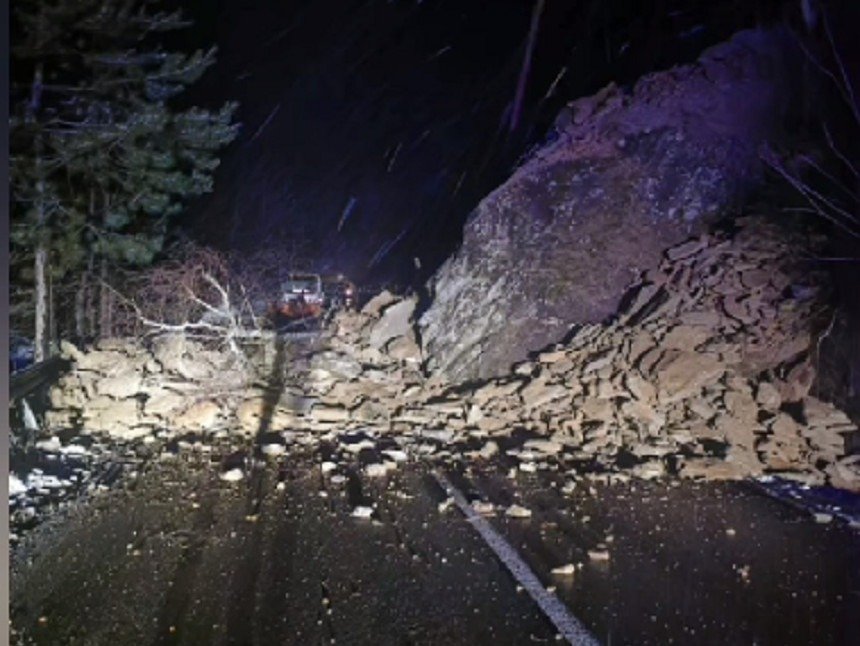 Ploile abundente cauzează alunecări de teren și blocaje în Buzău; risc Cod roșu