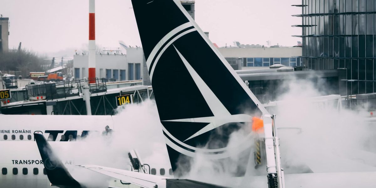 avion-degivrare-aeroportul-otopeni.jpg - PressHub24