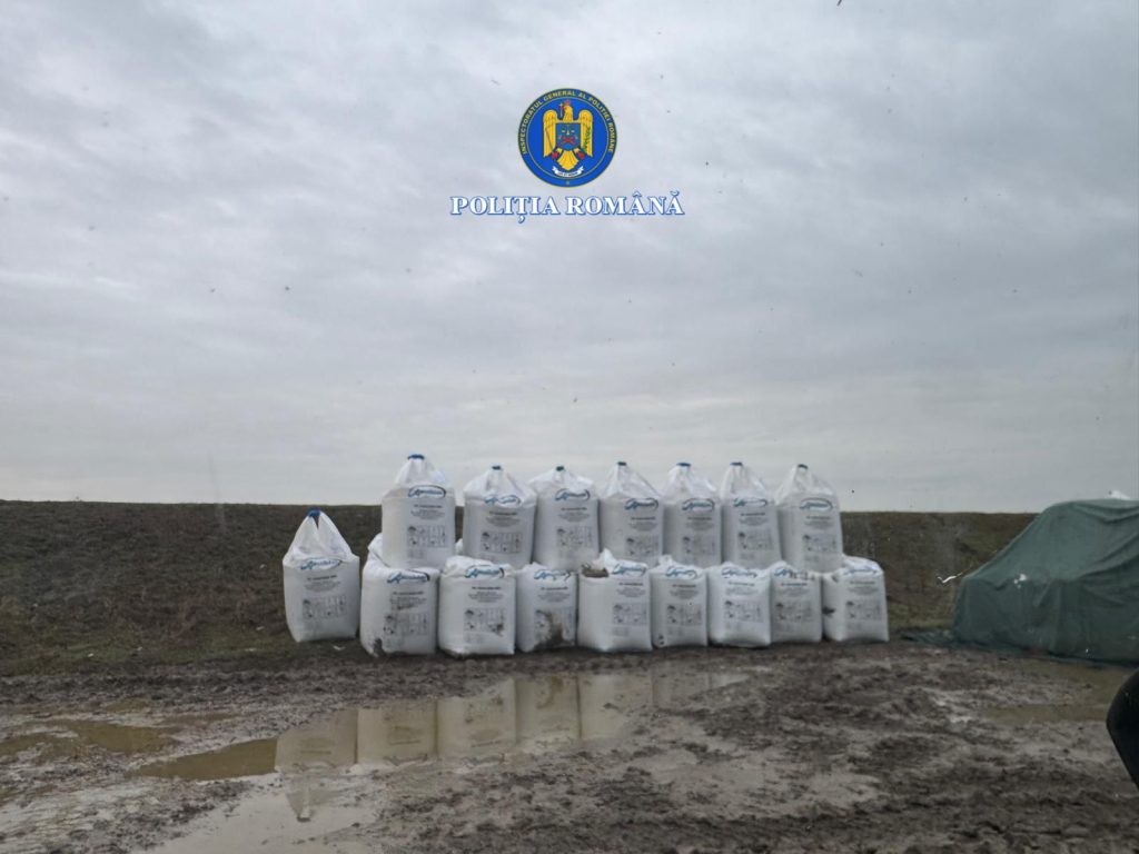 Arad: 144 de tone de azot depozitate ilegal în apropierea râului Crișul Alb