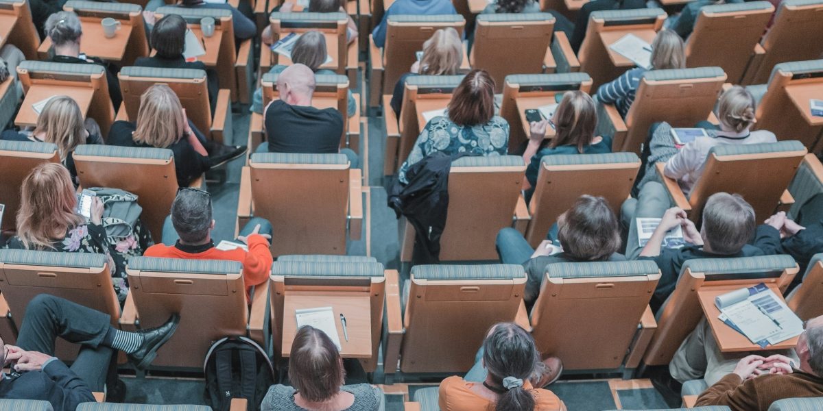 batch_Multime-Studenti-Curs-Amfiteatru-Senat-Consultare-Publica-mikael-kristenson-3aVlWP-7bg8-unspla.jpeg - PressHub24