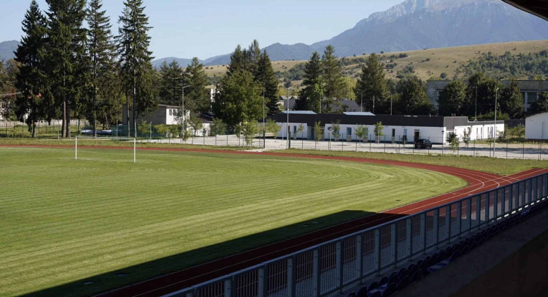 Primăria Zărnești inaugurează centru sportiv: fitness 25 lei, teren fotbal 1000 lei/oră