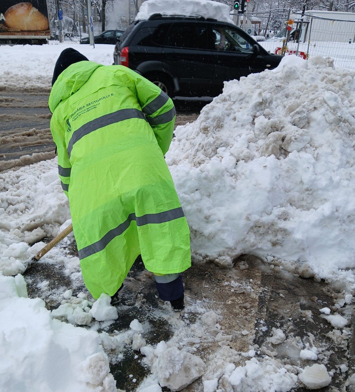 Situația deszăpezirii în București, ora 15.00: aproape 300 utilaje și 1.750 muncitori, principalele bulevarde negre