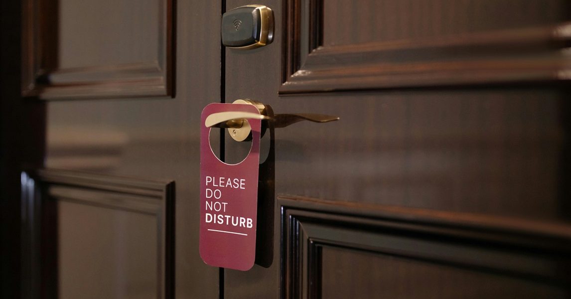camera-de-hotel-please-do-not-disturb.jpg - PressHub24