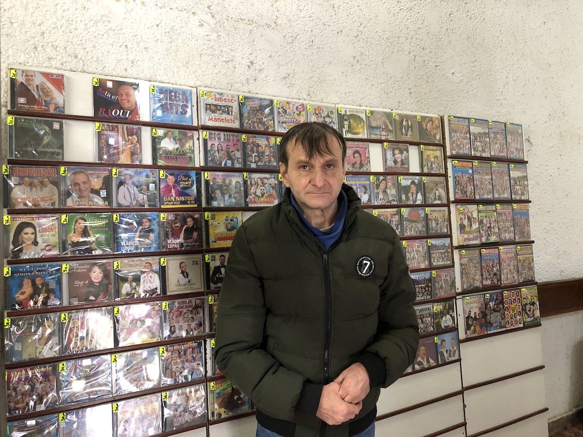 Sibian de 30 de ani vinde CD-uri în centrul orașului: «Ofer și oameni în vârstă, dar și tineret»