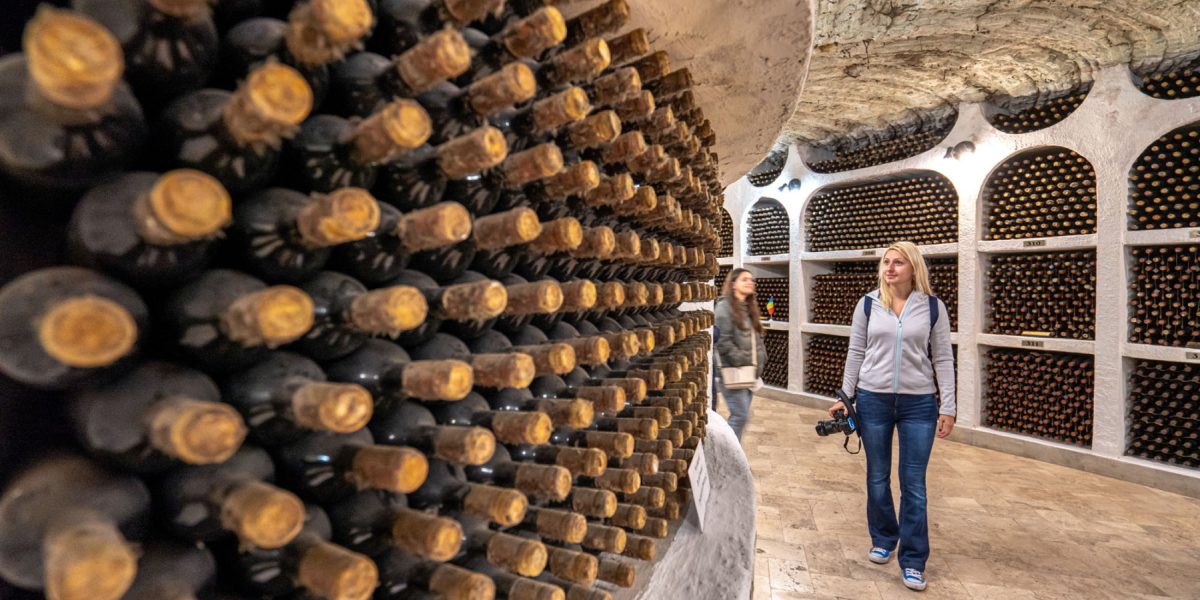 crama-moldova-sticle-cu-vin.jpg - PressHub24