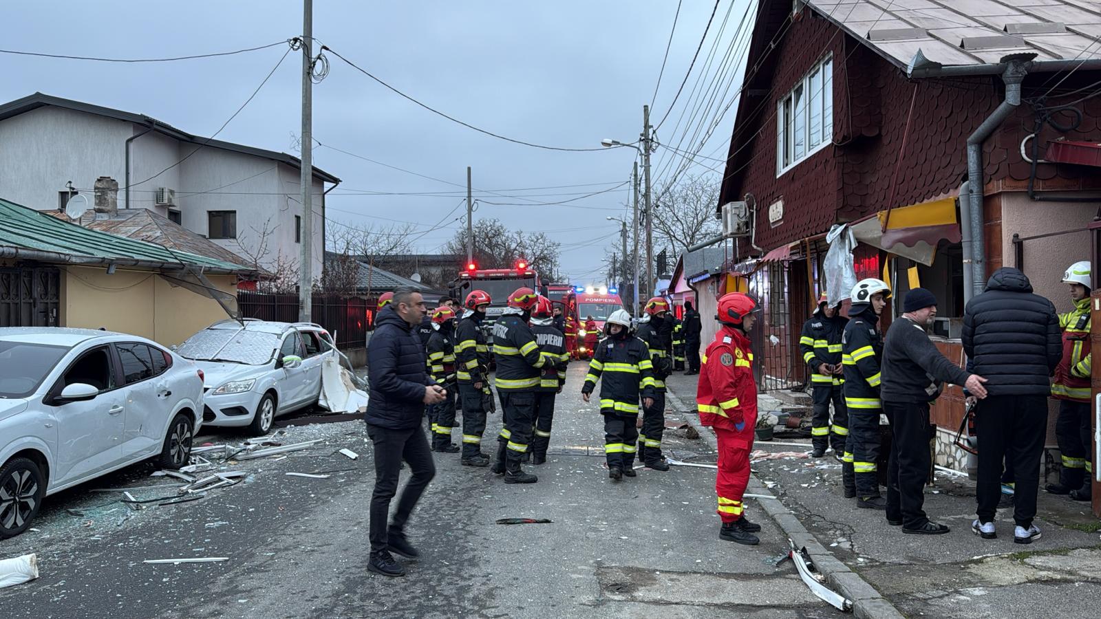 Explozie într-o casă din București. Doi răniți au fost duși la spital