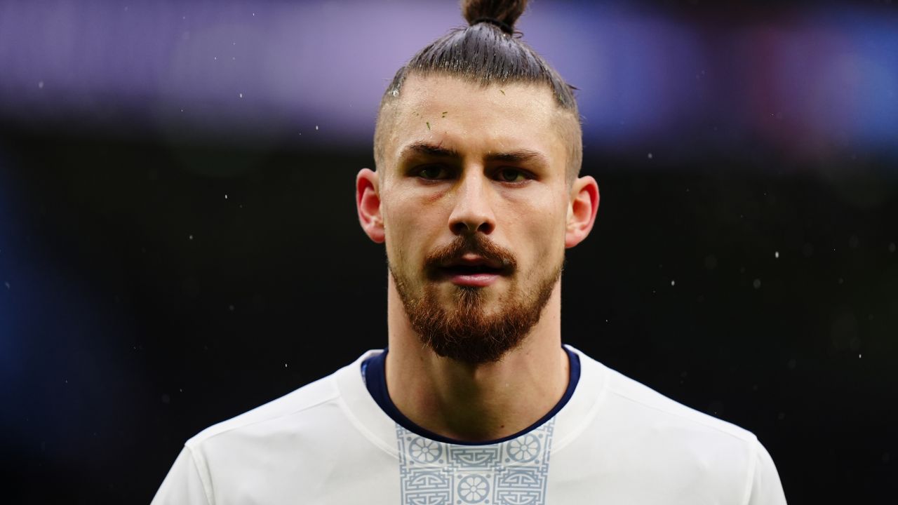 Tottenham înfruntă o nouă înfrângere, Radu Drăgușin aproape de retrogradare.