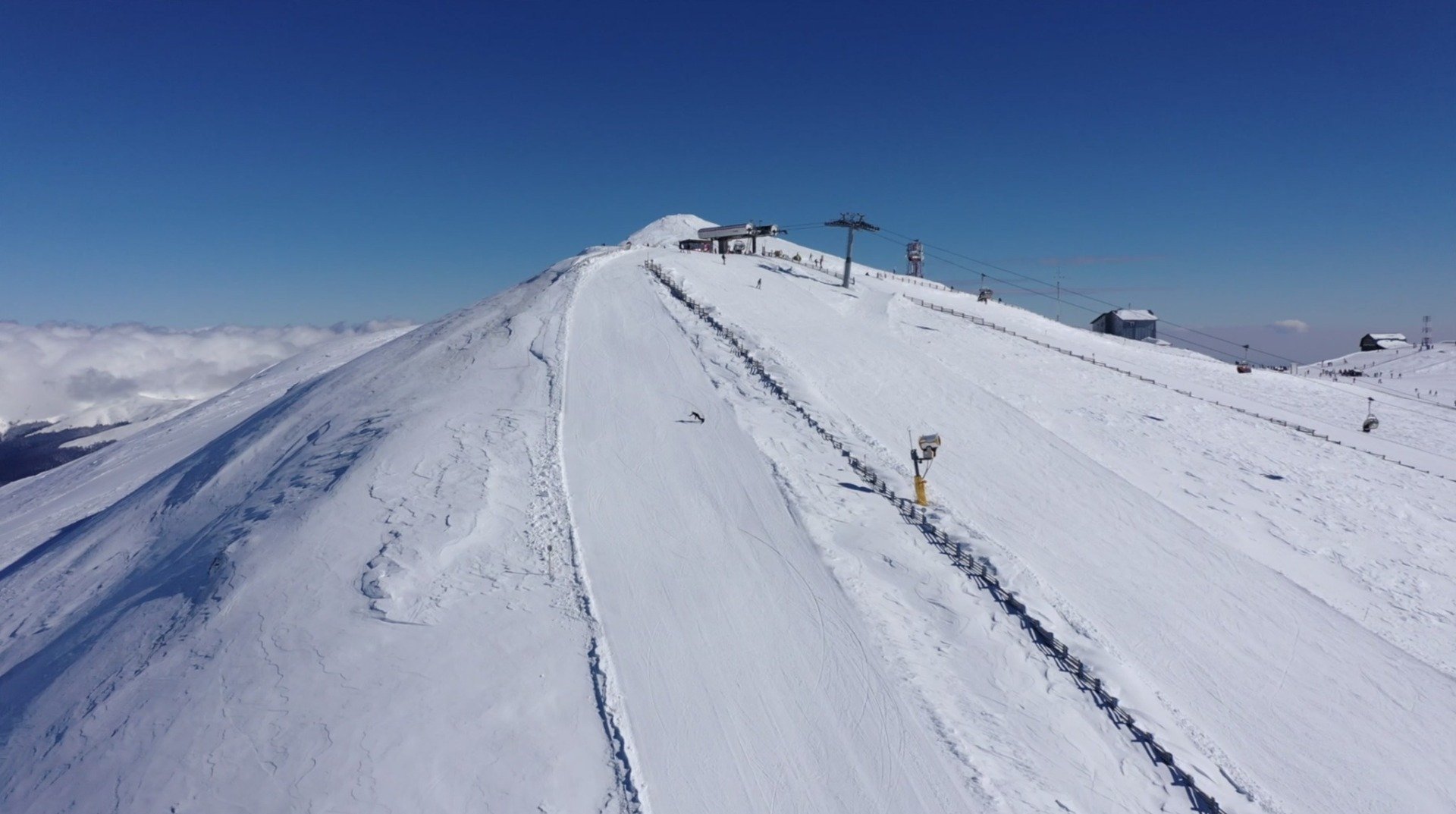 Aproape 2.500 de turiști pe pârtiile din Sinaia, parkingul de la gondolă, plin