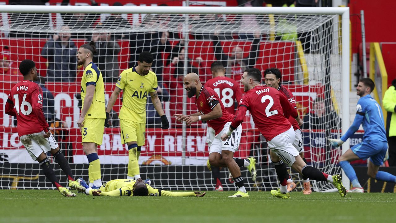 Manchester United câștigă cu 1-0 împotriva lui Tottenham după intrarea lui Drăgușin