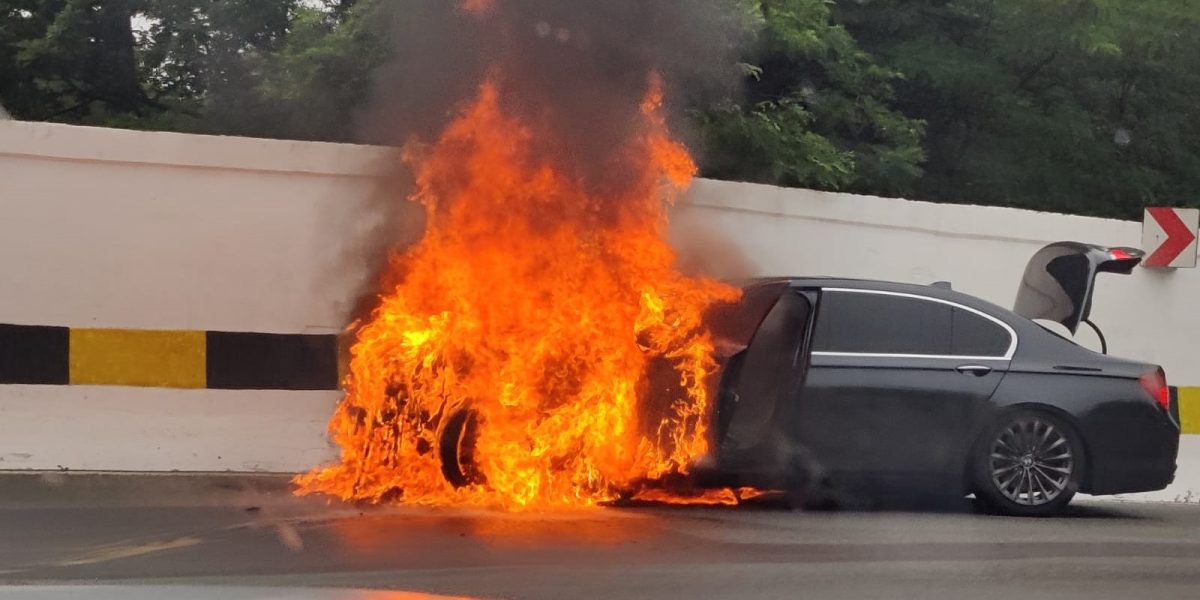 incendiu-masina.jpg - PressHub24