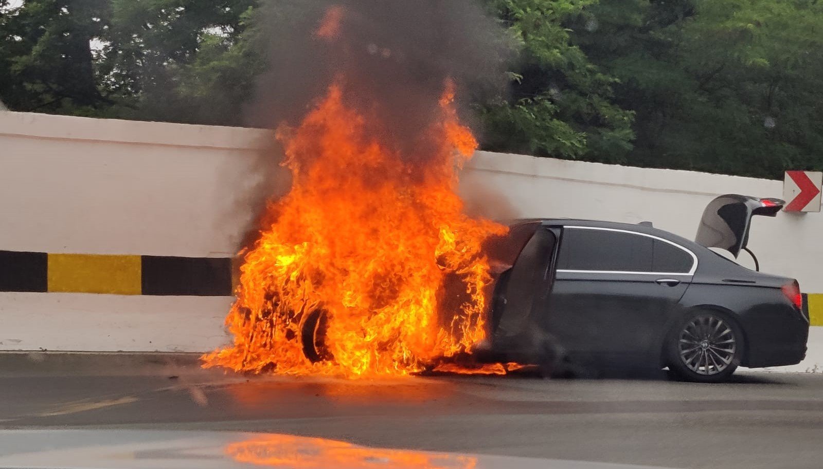 Adolescent de 15 ani din Brașov, arestat pentru incendierea unei mașini, provocată online