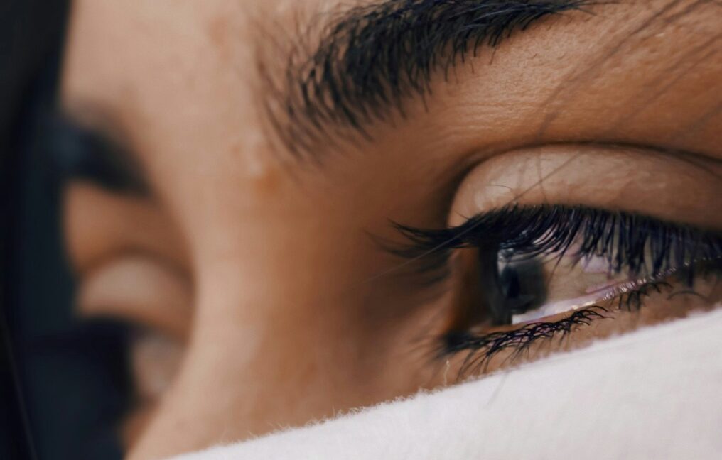 Adolescente ajunse la spital după aplicarea gene false; riscul pierderii vederii