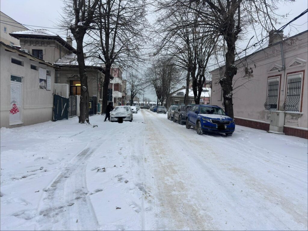 Constănțenii reclamă nepăsarea primăriei în deszăpezire; autoritățile susțin că au acționat încă din noaptea trecută