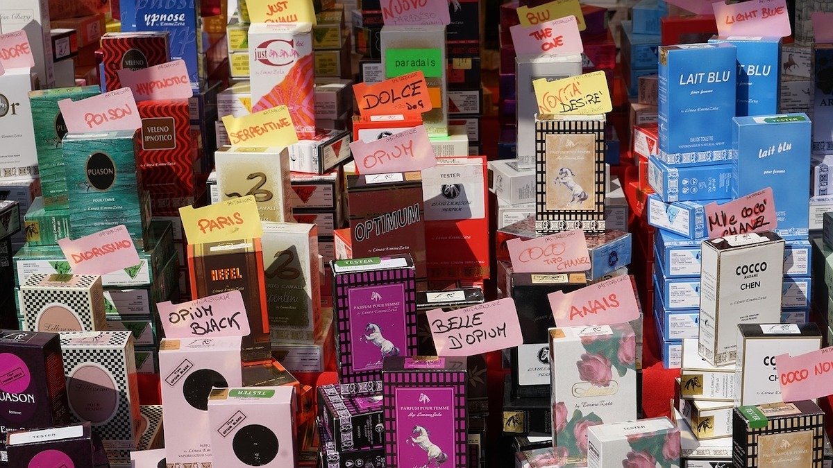 Camion cu peste 32.000 de parfumuri contrafăcute, confiscat la Calafat, având o valoare de aproape 13 milioane lei