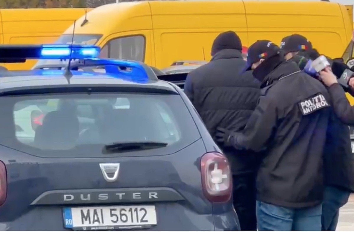 Poliția Prahova a reținut patru suspecți în dosarul de înșelăciune cu pariuri sportive