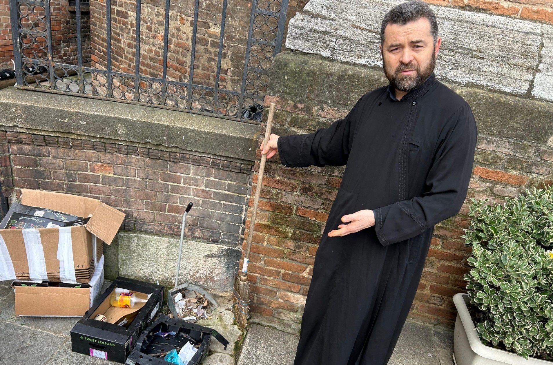 Preot român din Italia acuză vandalizări nocturne și reproșează nord-africani: „Așa se comportă și în moschei”