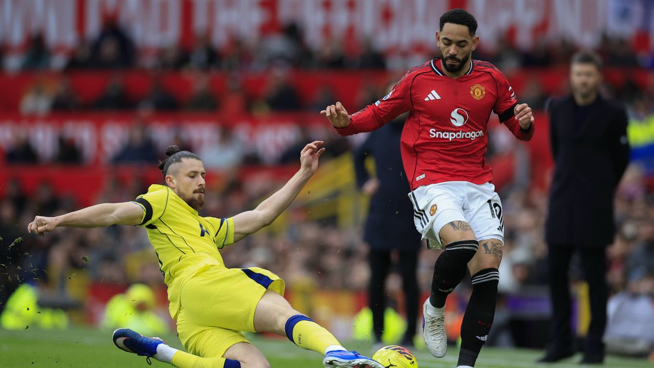 Englezii critică prestația lui Radu Drăgușin în Manchester United – Tottenham: „Nota 6”