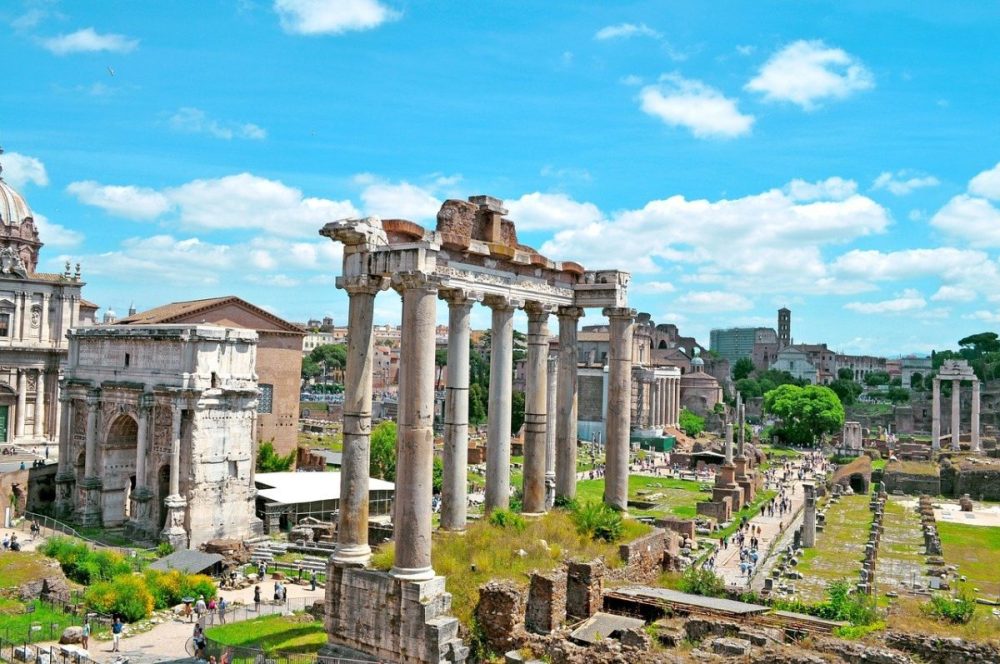 Turist român rănit în prăbușirea unui pin peste trei persoane la Forurile Imperiale din Roma
