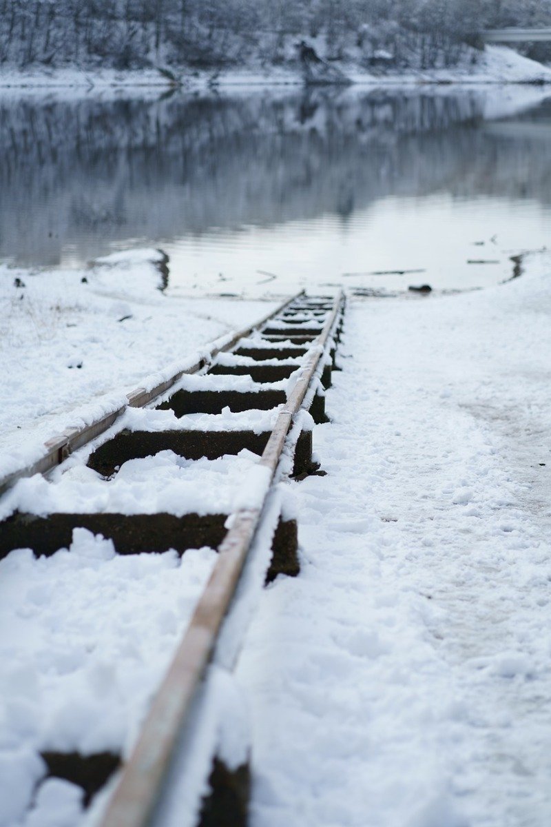 Trafic feroviar suspendat pe Magistrala 300, în zona Crivina-Brazi-Ploiești, din cauza ninsorii