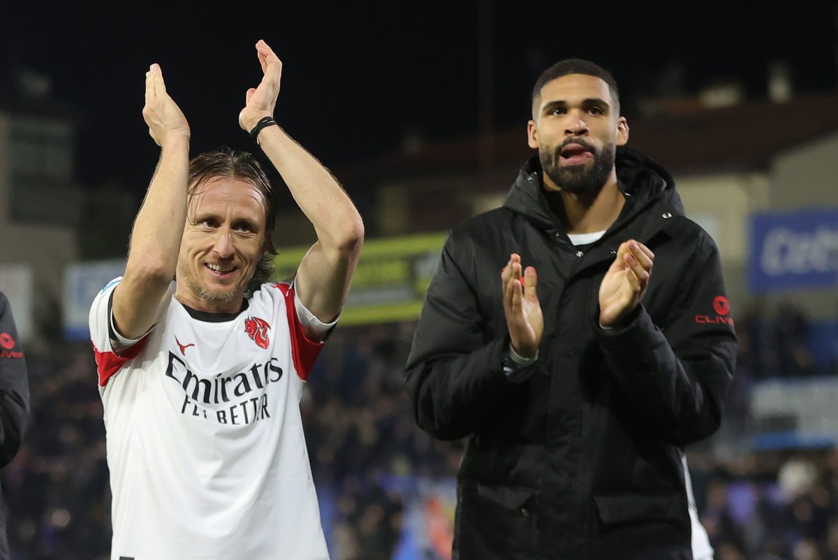 PISA, ITALY - FEBRUARY 13: Luka Modric and Ruben Loftus Cheek of AC Milan greets the fans after during the Serie A match between Pisa SC and AC Milan at Arena Garibaldi on February 13, 2026 in Pisa, Italy. (Photo by Gabriele Maltinti/Getty Images)