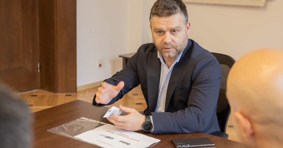 „Vorba lungă, sărăcia Bucureștiului”. Ciucu: Peste 95% dintre autobuzele Otokar indisponibile vor fi repuse pe traseu în două luni