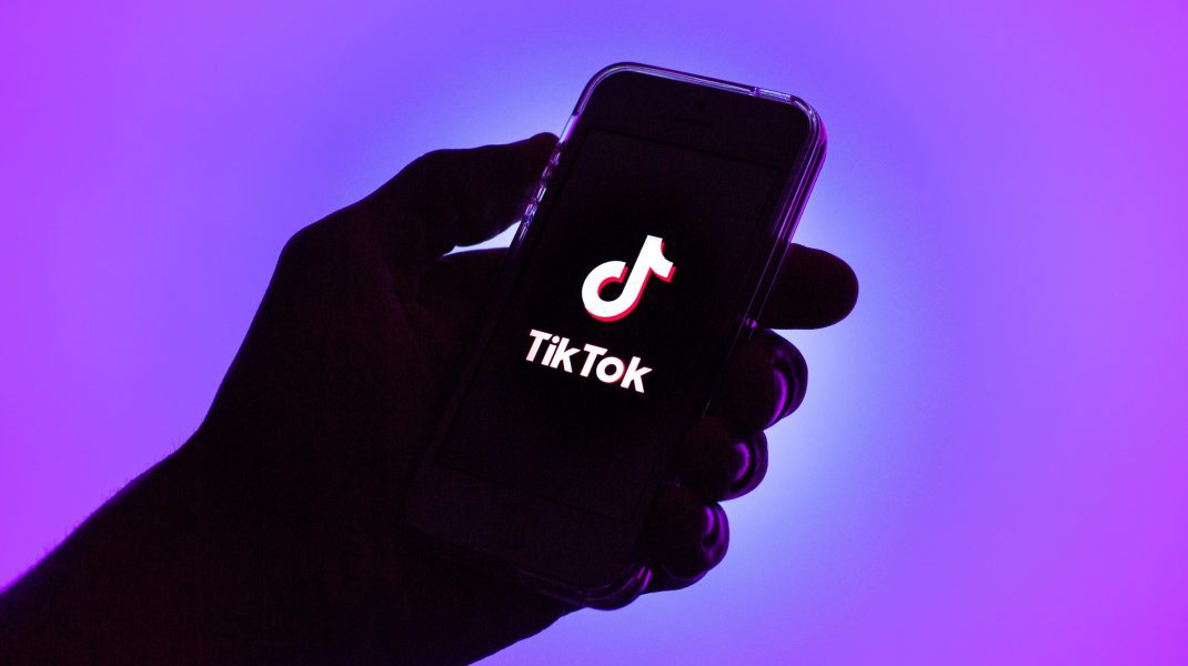TikTok te spionează chiar dacă nu ai cont. Cum blochezi accesul
