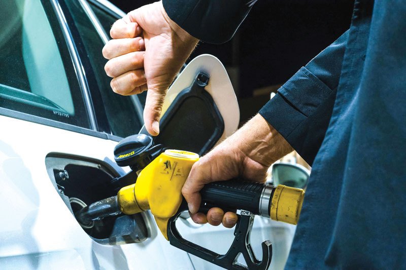 Benzinarii, acuzați că profită de război: Cum influențează prețurile carburanților în ue