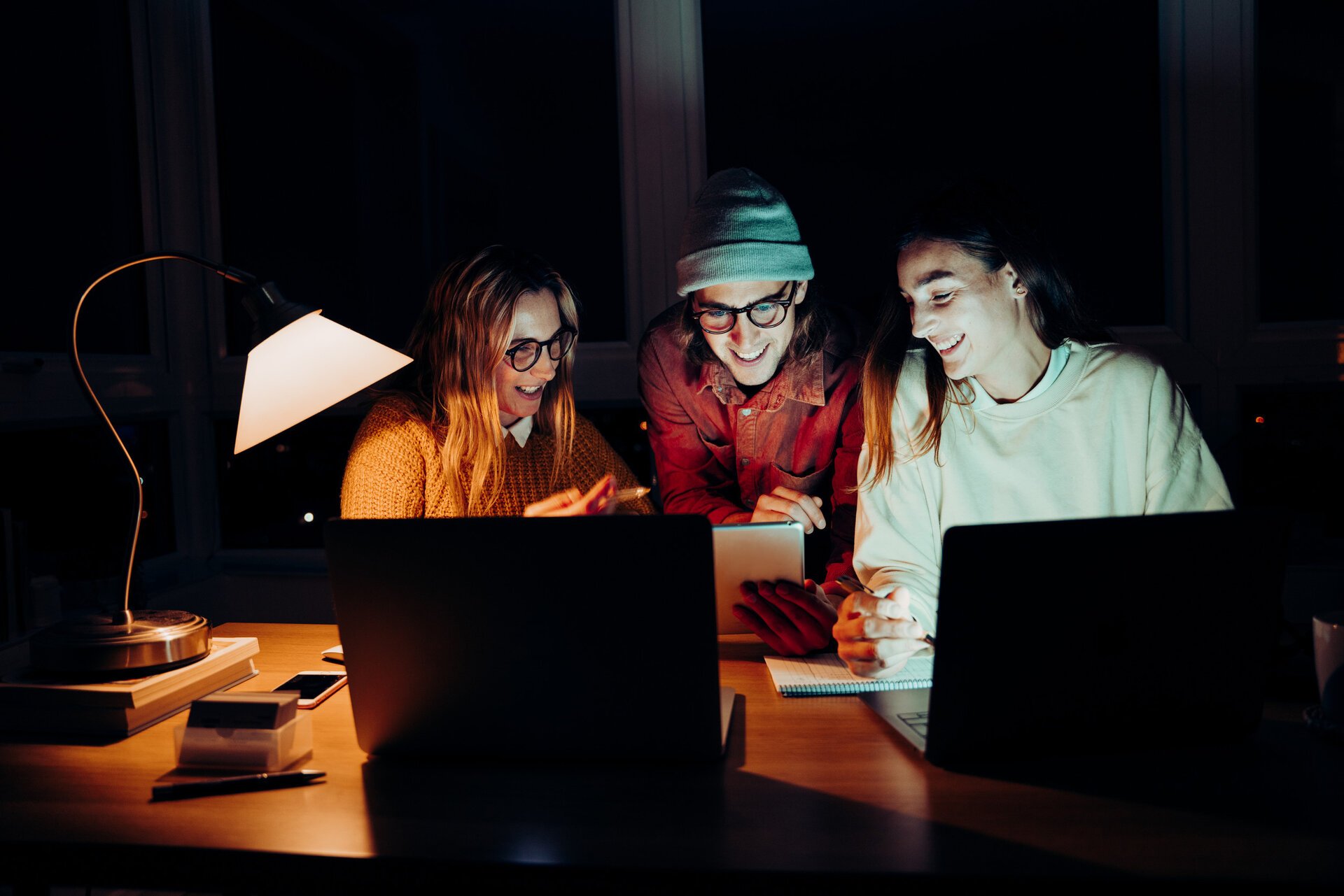 Admin night: Generația Z, reuniuni pentru plata facturilor în sufragerie