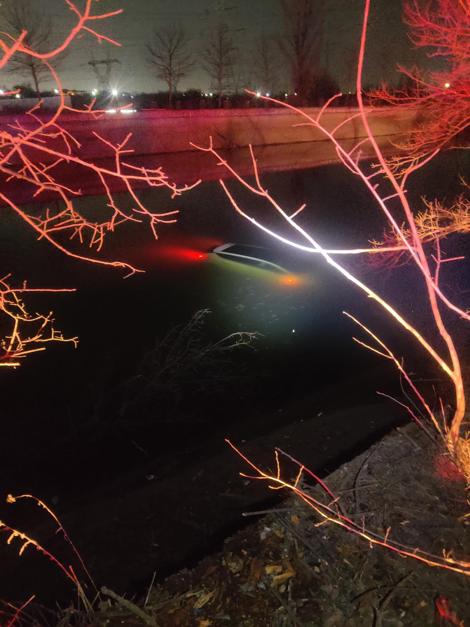 Mașină, în apă pe splaiul unirii, glina: Șoferul a scăpat nevătămat